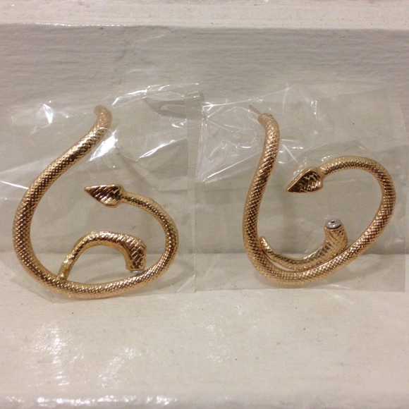 💋SOLD💋NWT Gold Wrap Around Snake Earrings!⚡️ - Picture 2 of 2