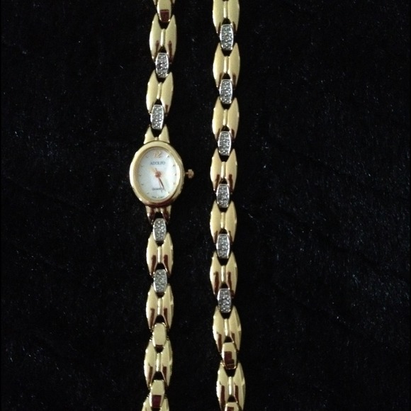 Gold Tone Watch with matching bracelet . - Picture 2 of 4