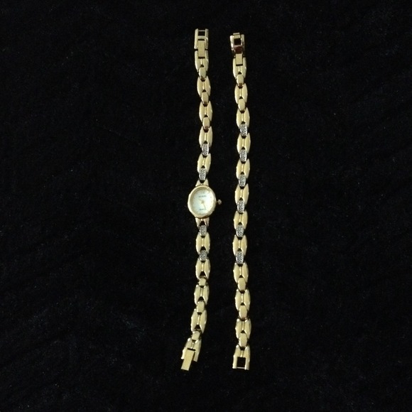 Gold Tone Watch with matching bracelet . - Picture 3 of 4