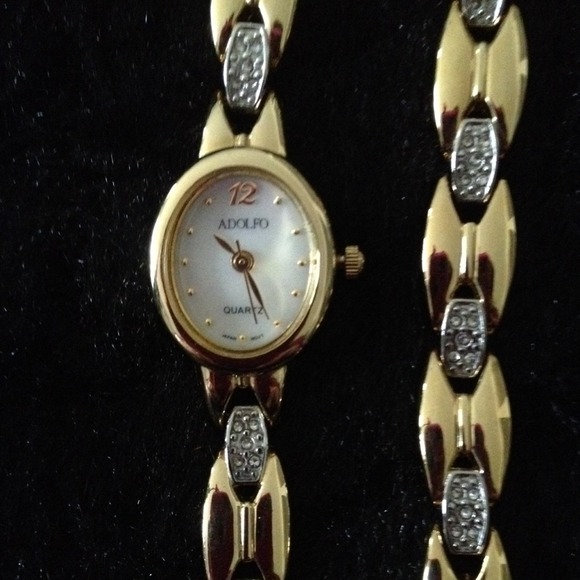 Gold Tone Watch with matching bracelet . - Picture 4 of 4