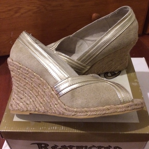 BNIB Restricted Gold Wedges, Sz 8