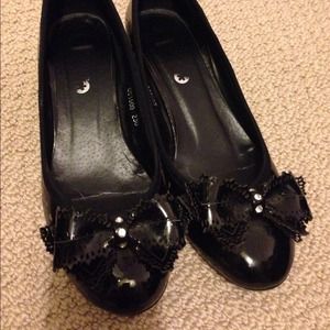 Black patent leather kitten heels