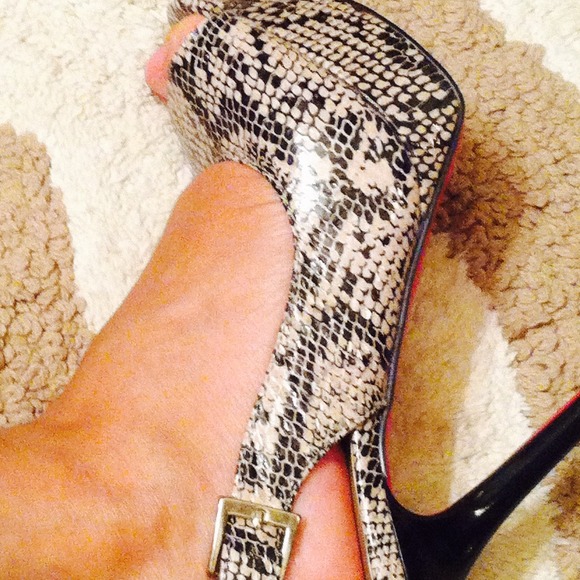 Sale🎉 Snake skin print peep toe stiletto