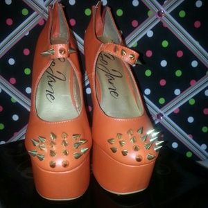 Orange heeless pump with spikes