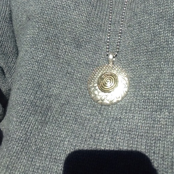 Beautiful vintage pendant and chain