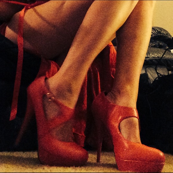 Bright red pumps / high heels
