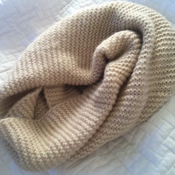 **SOLD**Beige H&M circle scarf