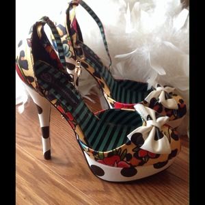 Super cute heels and hat bundle