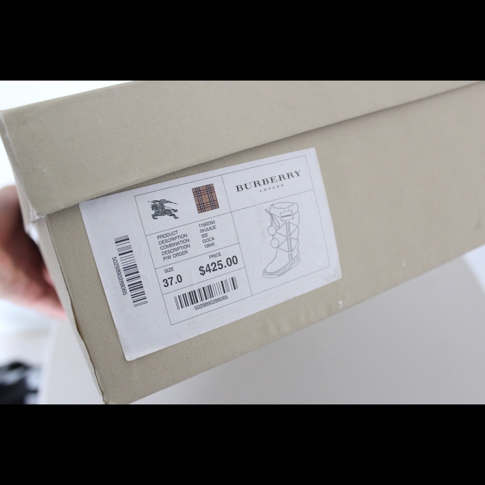 Burberry white fur boots. #burberryboots #burberry - Picture 5 of 7