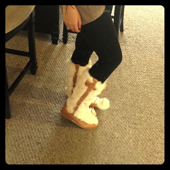 Burberry white fur boots. #burberryboots #burberry - Picture 7 of 7