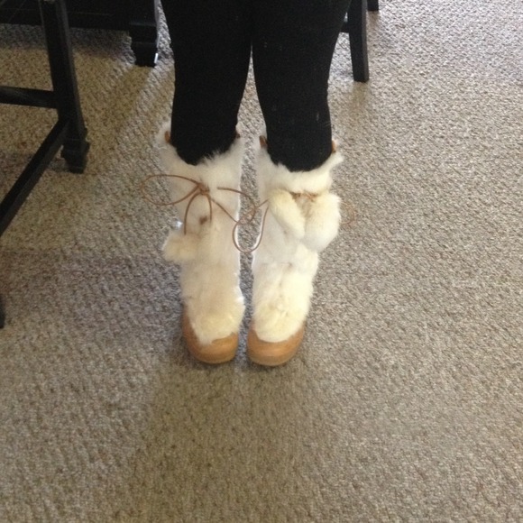 Burberry white fur boots. #burberryboots #burberry - Picture 6 of 7