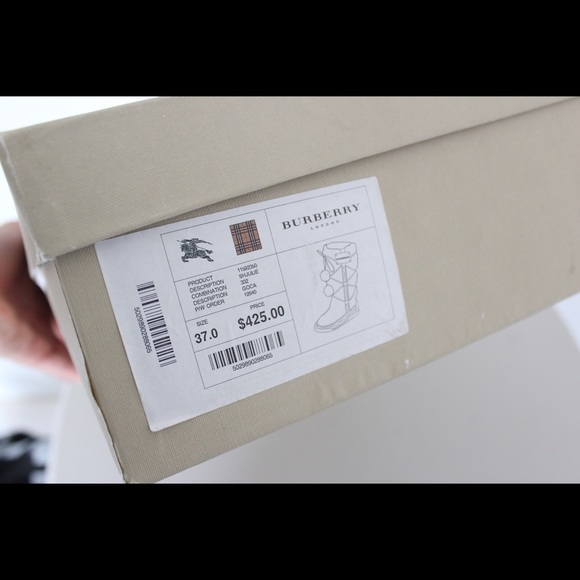 Burberry white fur boots. #burberryboots #burberry - Picture 5 of 7