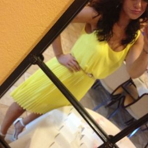 HiLo Yellow Pleated Skirt Dress with belt