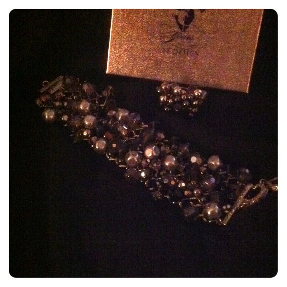 PREMIER DESIGNS - Picture 1 of 3