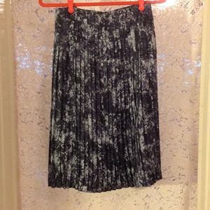 JONES NEW YORK PLEATED SKIRT. Closet Closing