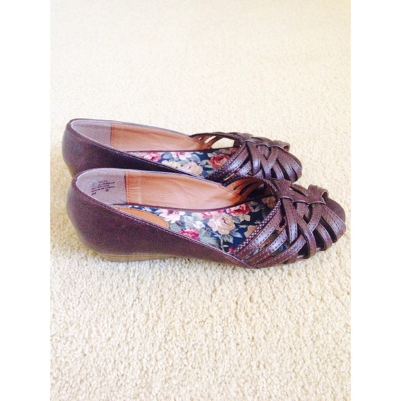 SOLD 🚫Adorable peep toed sandles