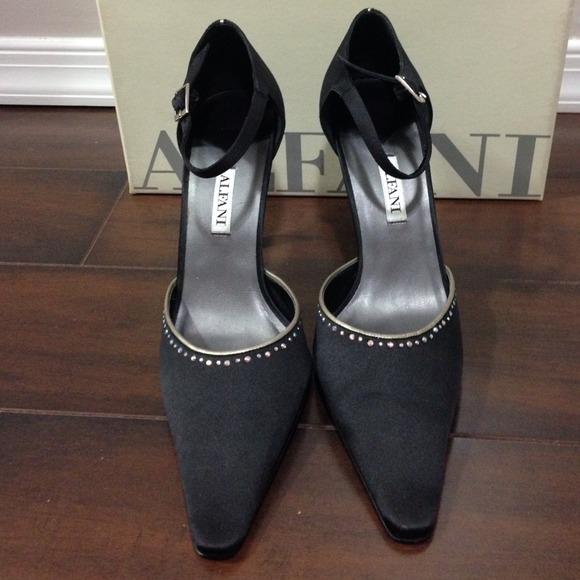 Alfaro black high heels new in box! - Picture 1 of 4