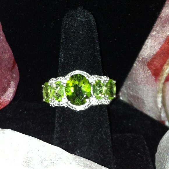 HUGE SALE💥 HUGE PERIDOT 5 STONE RING