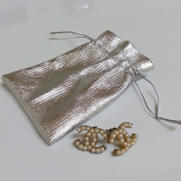 🎉HP🎉Vintage CC Pearl Stud Earrings