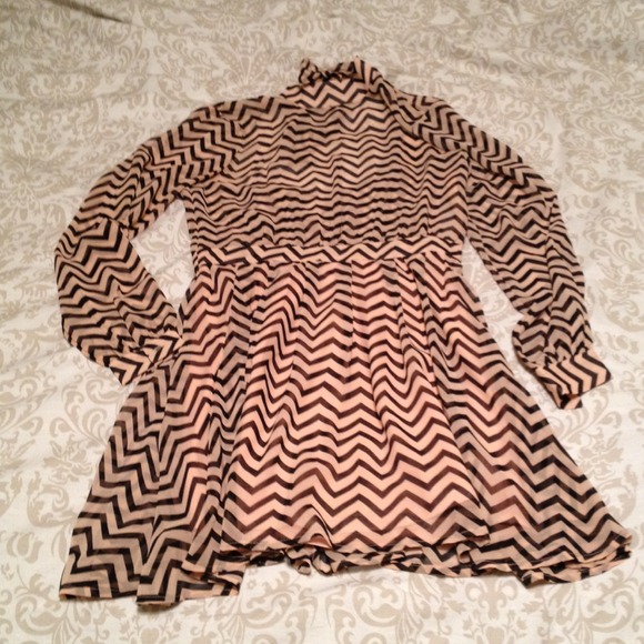 ❌SOLD❌FOREVER 21 NWOT Chevron Dress w Open Back - Picture 2 of 2