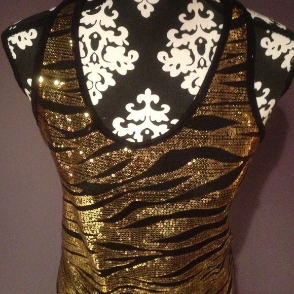 Gorgeous Gold Sequin Top - Picture 3 of 4