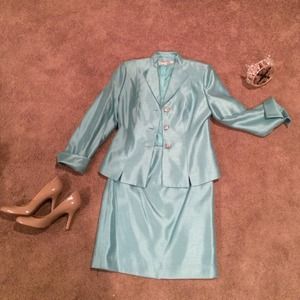 📦🎉SOLD🎉📦 Green shimmery skirt suit