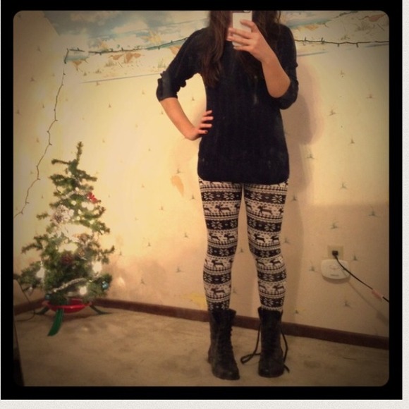 Holiday themed reindeer leggings ✨🎅🎄🎁🎉repost