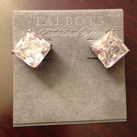 Talbots faux diamond earrings⬇️