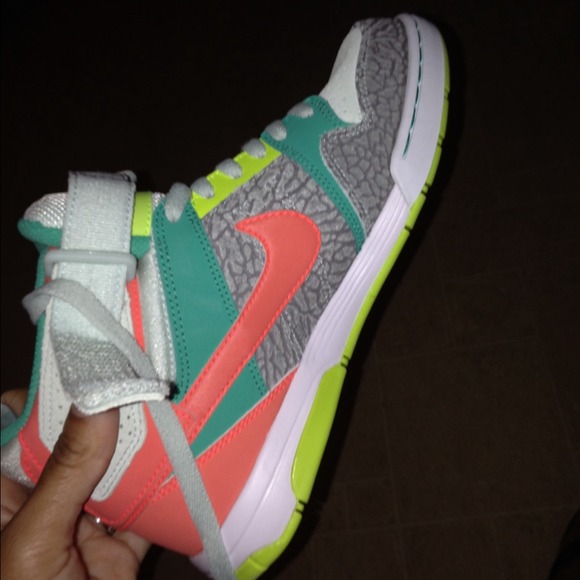 🎯SOLD🎯Ladies' Air Morgan Mid 2