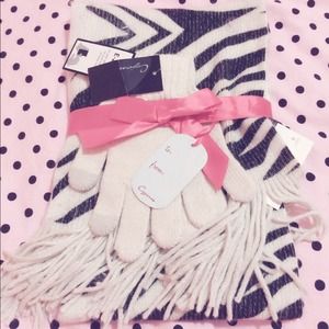 A set of Scarf and gloves!