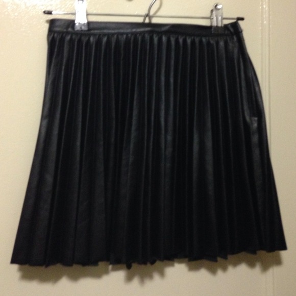 H&M black pleated imitation leather skirt