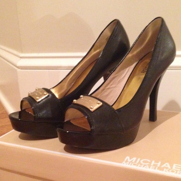 On hold--Michael kors pumps