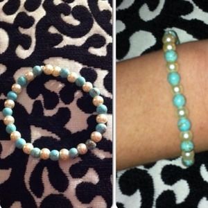 Beaded pearl and teal crackled stoned bracelet