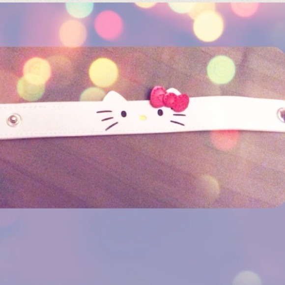 Hello kitty  plus a HK phone case to trade . ♥