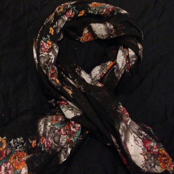 Skull scarf from LF