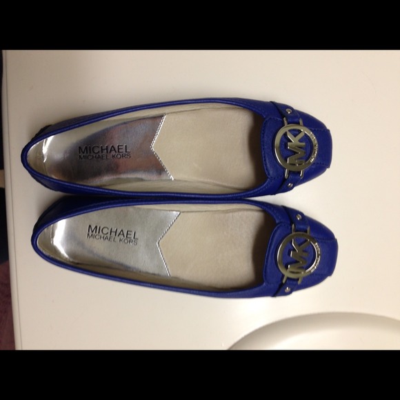 MK cute blue flat. ✋On hold✋for @cescobedo