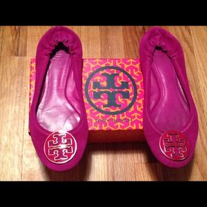 Auth Tory Burch suede fuchsia Reva flats!! EUC!!