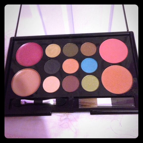 Makeover essentials kit - Picture 1 of 3