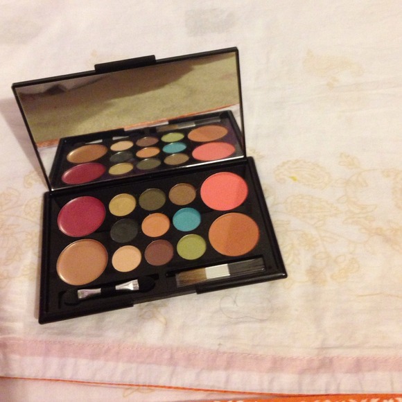 Makeover essentials kit - Picture 2 of 3