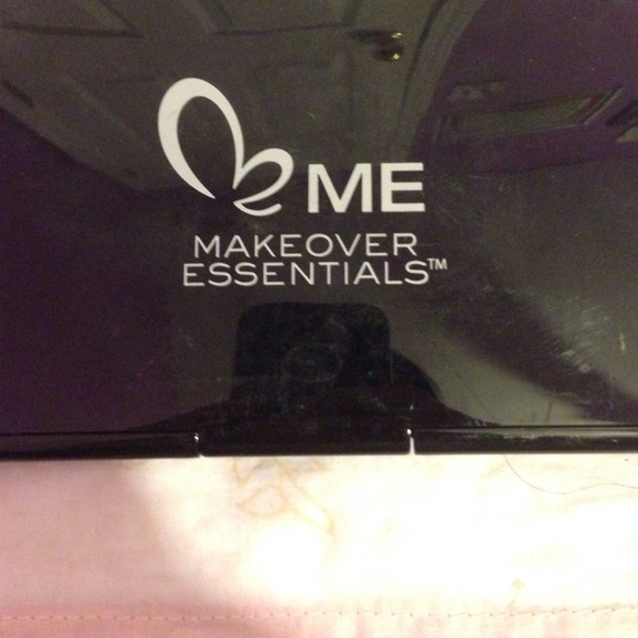 Makeover essentials kit - Picture 3 of 3