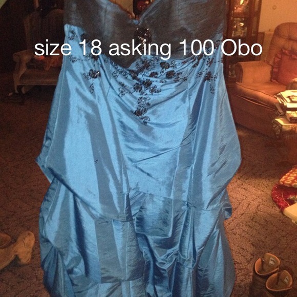 Formal dresses - Picture 3 of 3