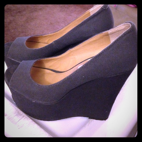 Taupe wedges 💟