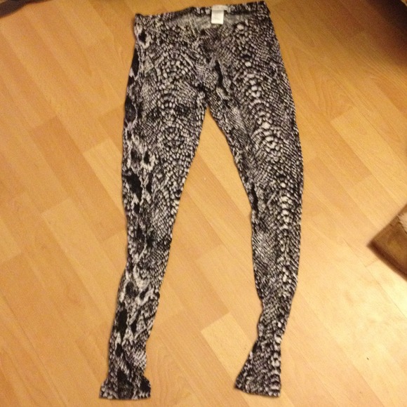 Snake skin print leggings!🐍