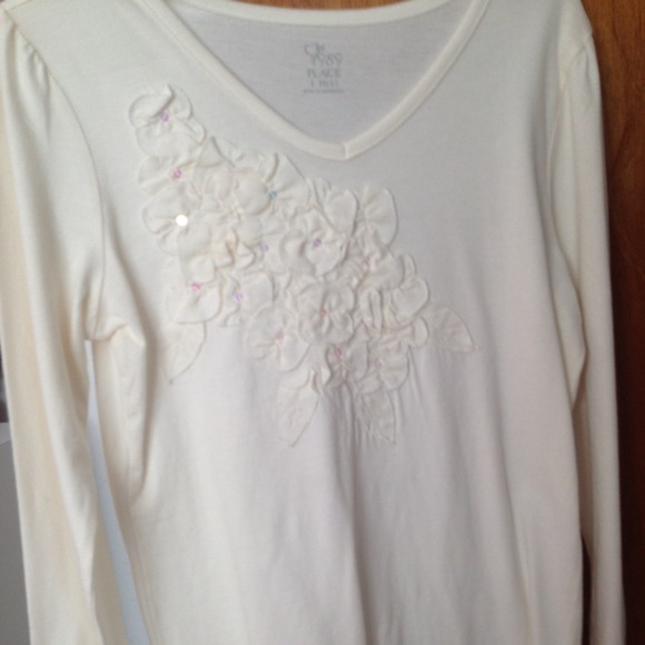 It's a white long sleeve shirt size 10/12 children