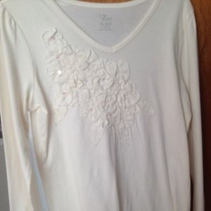 It's a white long sleeve shirt size 10/12 children