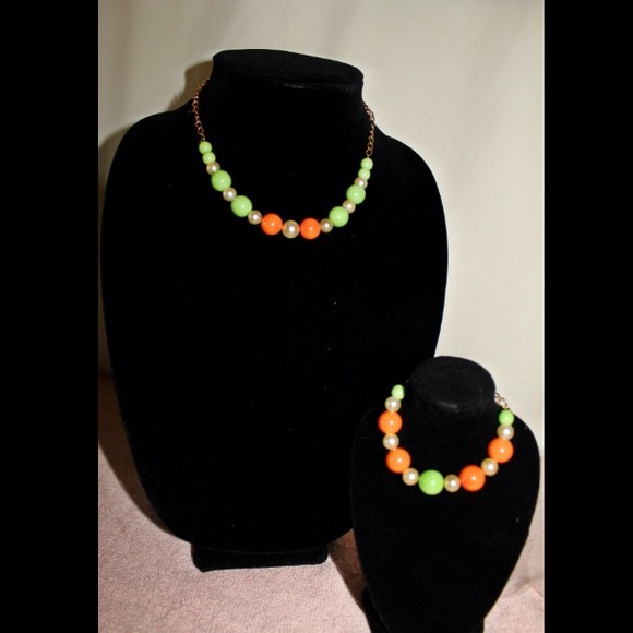 Glamour Housewife - Picture 3 of 3