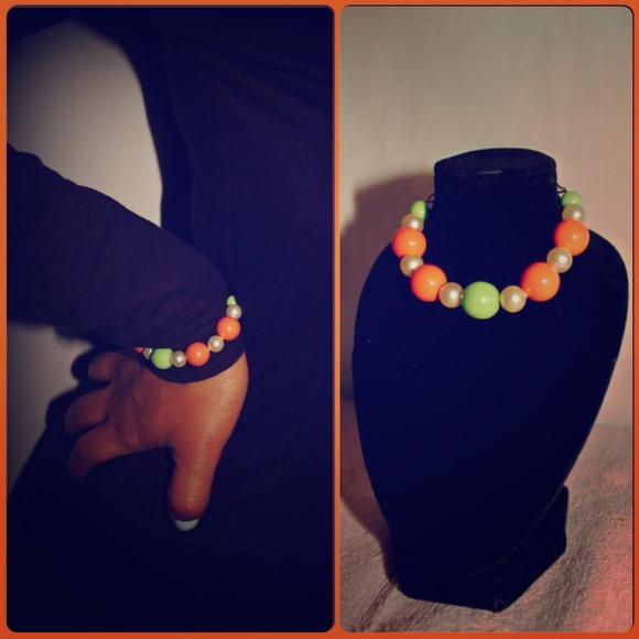 Glamour Housewife *Bracelet* - Picture 1 of 3