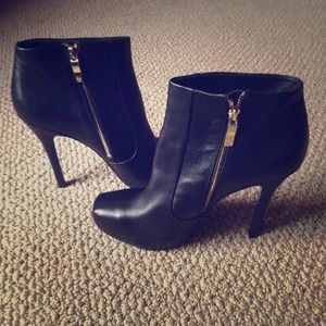 House of Harlow Leslie ankle boot