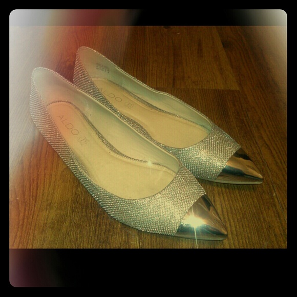 SOLD!!! Sparkly silver flats with silver capstone