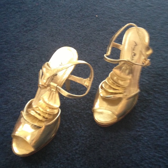 Gold Dressy shoes!👠